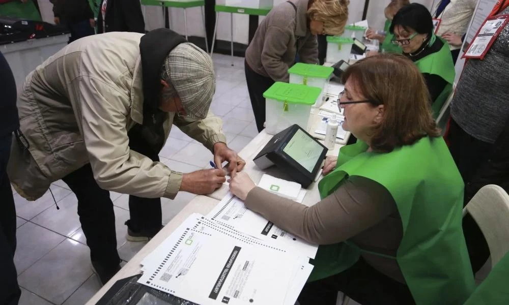  «Εξαιρετικά ανησυχητικές» πράξεις βίας σε πολλά εκλογικά κέντρα στη Γεωργία (Βίντεο)